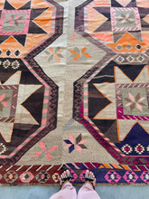 Load image into Gallery viewer, Kilim Wool Rug 10x14