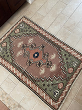 Load image into Gallery viewer, Vintage Turkish Rug 3x4