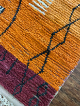 Load image into Gallery viewer, Vintage Handmade Berber Rug 5.5x9.5