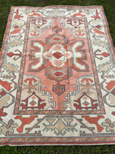 Load image into Gallery viewer, Vintage Turkish Rug 5.8 x 7.4