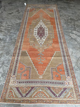 Load image into Gallery viewer, Vintage Turkish Taspinar Runner 3.9 x 10.5