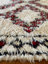 Load image into Gallery viewer, Vintage Handmade Berber Rug  5x8.2