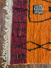 Load image into Gallery viewer, Vintage Handmade Berber Rug 5.5x9.5