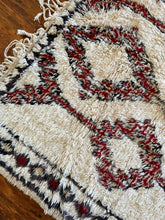Load image into Gallery viewer, Vintage Handmade Berber Rug  5x8.2