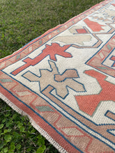 Load image into Gallery viewer, Vintage Turkish Rug 5.8 x 7.4