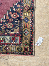 Load image into Gallery viewer, Vintage Turkish Rug 3.3 x 6.5