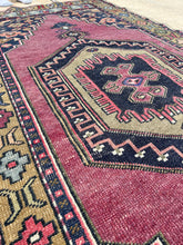 Load image into Gallery viewer, Vintage Turkish Rug 3.3 x 6.5