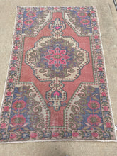 Load image into Gallery viewer, Vintage Turkish Rug 4x6.4