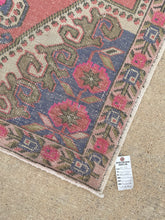 Load image into Gallery viewer, Vintage Turkish Rug 4x6.4